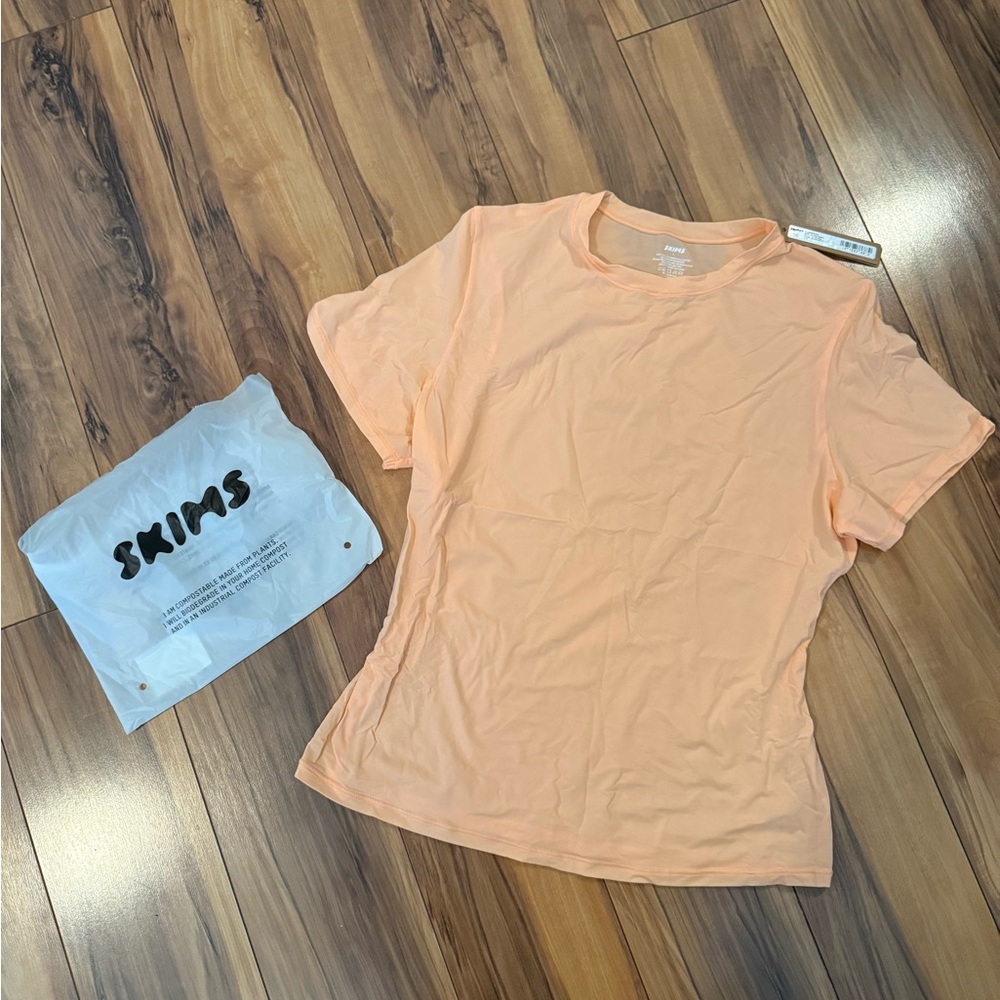 ✨ 🍑 SKIMS Fits Everybody Short Sleeve Tee - Faded Nectar (L) ✨ - Picture 2 of 9